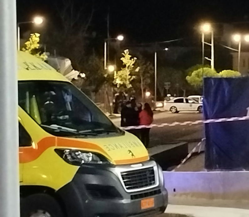 Γλυφάδα: Νεκρός άνδρας με τραύμα από πυροβόλο στο κεφάλι δίπλα σε μηχανή – Kάλυκες στο σημείο