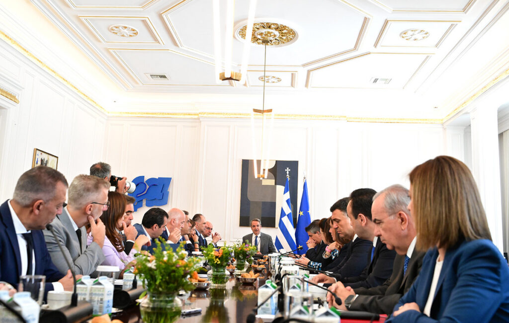 Διπλό πολιτικό «μέτωπο» για την κυβέρνηση: Οι προκλητικές αναφορές της φον ντερ Λάιεν και η κόντρα για τα κειμήλια