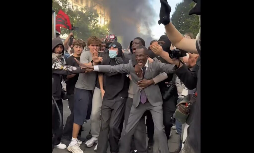 Στην πρώτη γραμμή των διαδηλώσεων ο δήμαρχος του Σεν Ντενί – Έγινε «ασπίδα» για τους μαθητές απέναντι στην αστυνομία