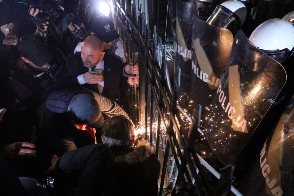 Πολωνία: Κλιμακώνεται η κόντρα Τουσκ – Ναβρότσκι – Επεισόδια έξω από το Συνταγματικό Δικαστήριο