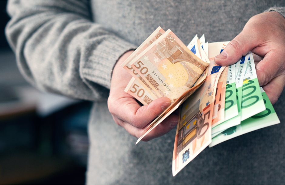 Μπαράζ πληρωμών από Δευτέρα: Επιδόματα, ανεργία, μητρότητα και εφάπαξ